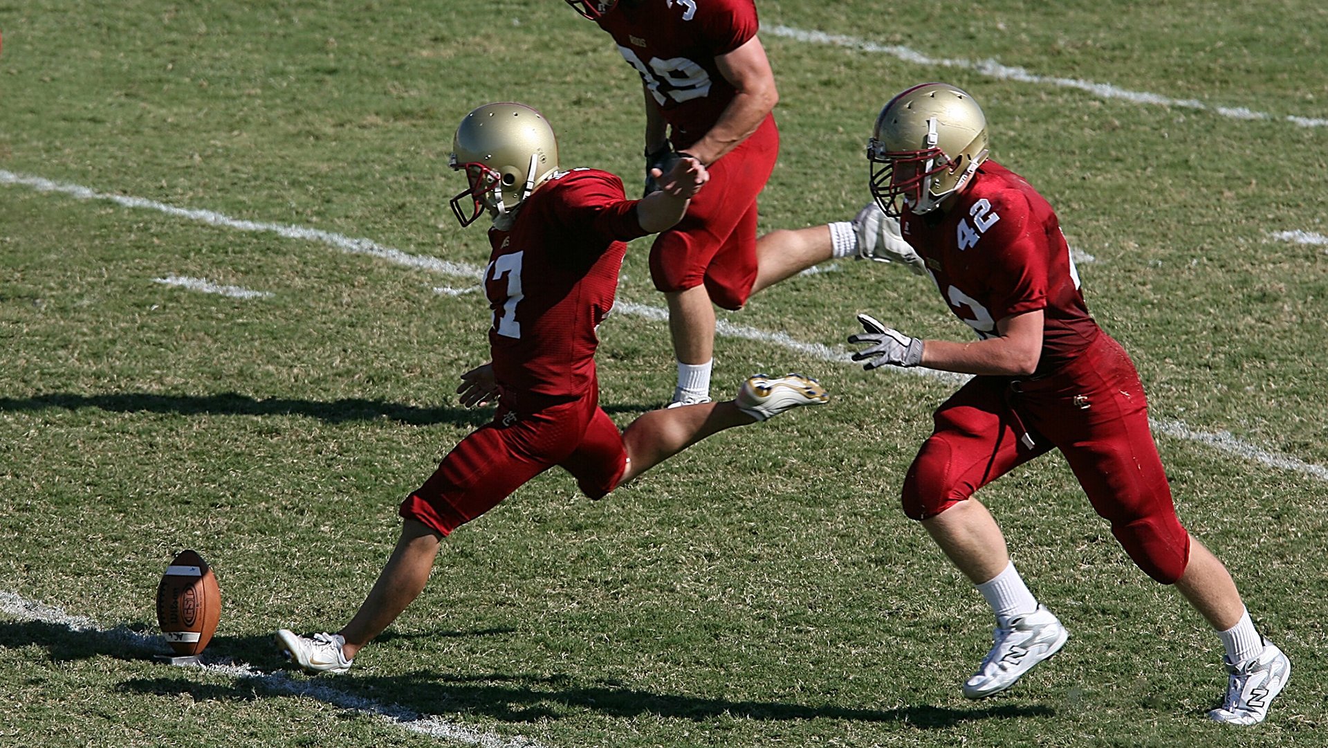 欧洲球队在足球赛中取得优异战绩，赢得全场喝彩，欧洲的足球赛事